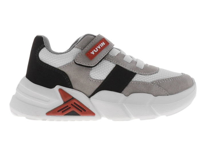 Zapato deportivo infantil color gris con detalles en blanco, negro y rojo.