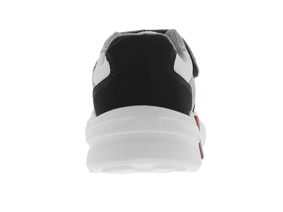 Zapato deportivo infantil color gris con detalles en blanco, negro y rojo.
