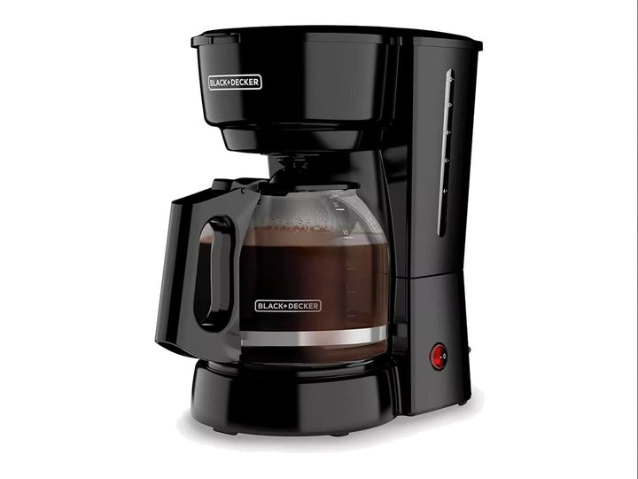 Cafetera Black and Decker color negro con jarra de vidrio transparente llena de café.