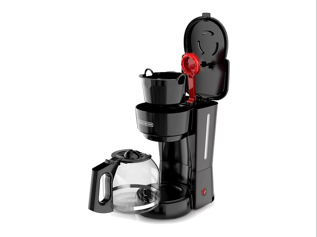 Cafetera Black and Decker color negro con jarra de vidrio transparente llena de café.
