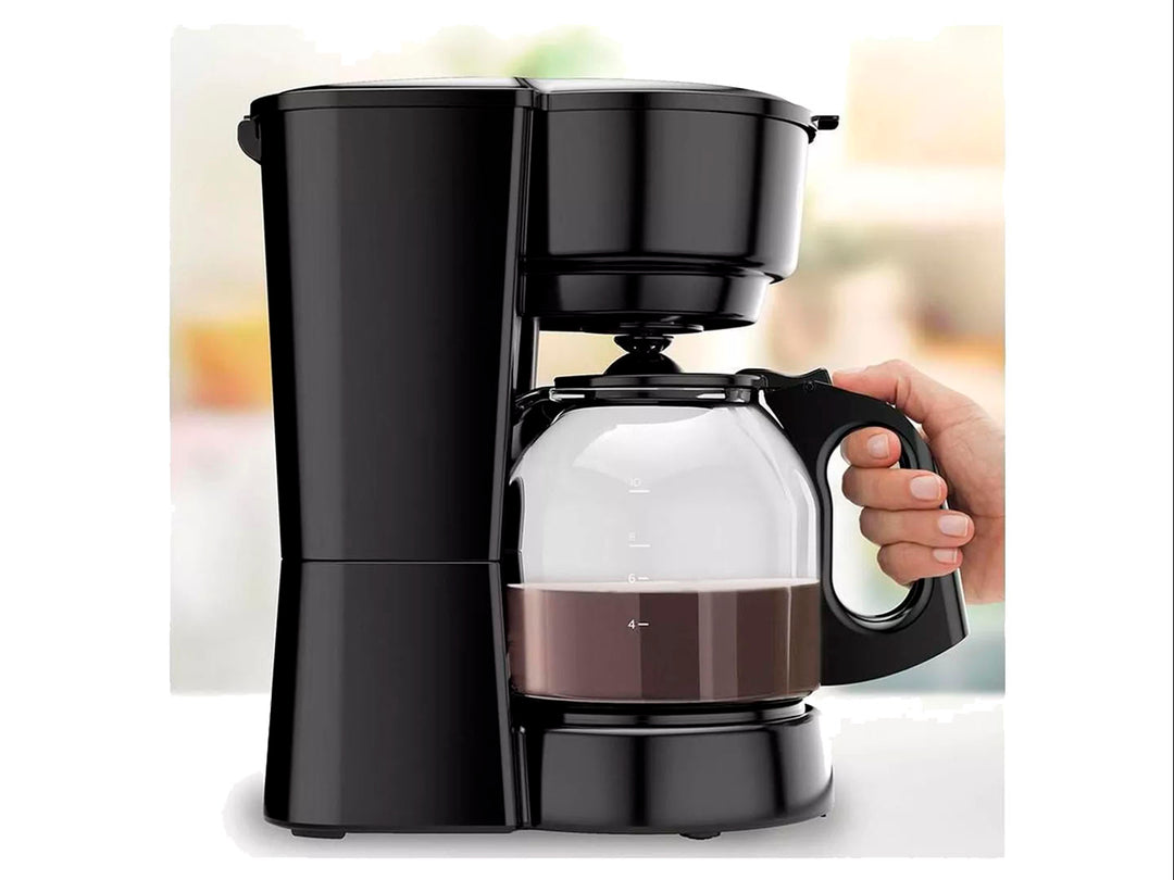 Cafetera Black and Decker color negro con jarra de vidrio transparente llena de café.