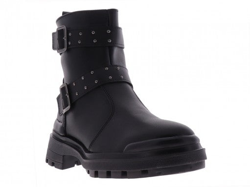 Botas negras de material sintético con suela track, decoradas con hebillas y tachuelas metálicas.