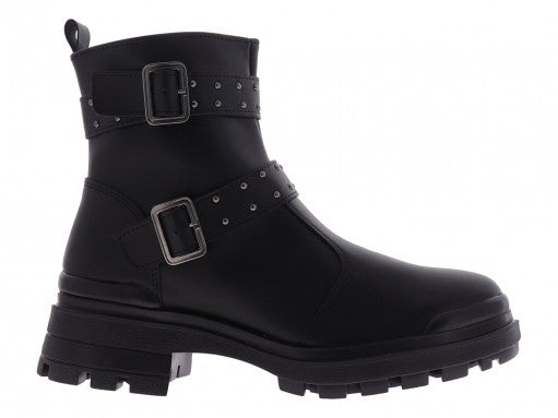 Botas negras de material sintético con suela track, decoradas con hebillas y tachuelas metálicas.