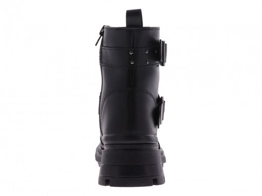 Botas negras de material sintético con suela track, decoradas con hebillas y tachuelas metálicas.