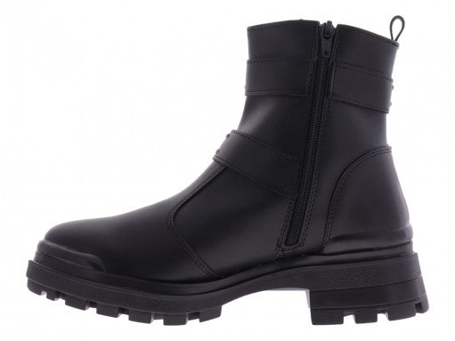 Botas negras de material sintético con suela track, decoradas con hebillas y tachuelas metálicas.