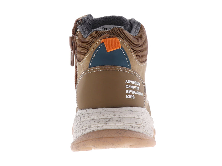Botín infantil color marrón con detalles de malla y suela beige moteada.