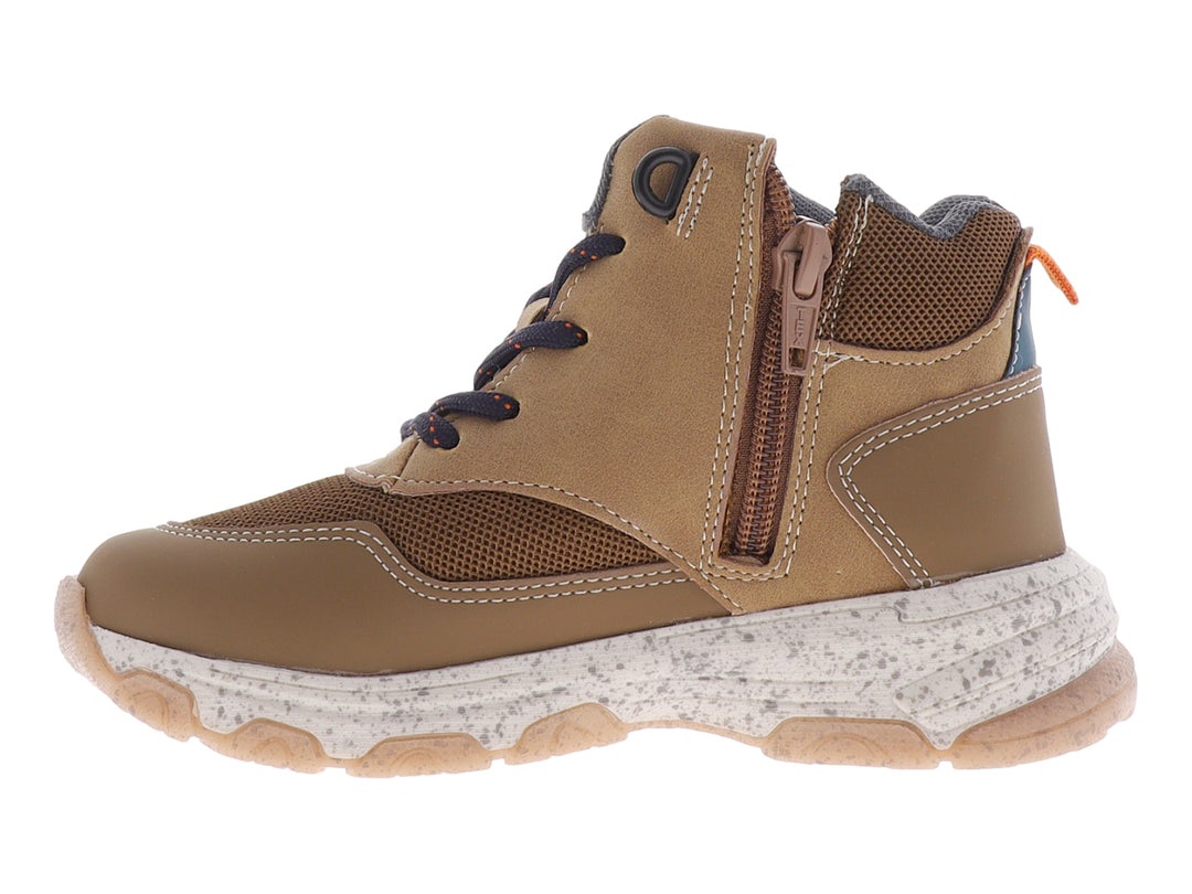 Botín infantil color marrón con detalles de malla y suela beige moteada.