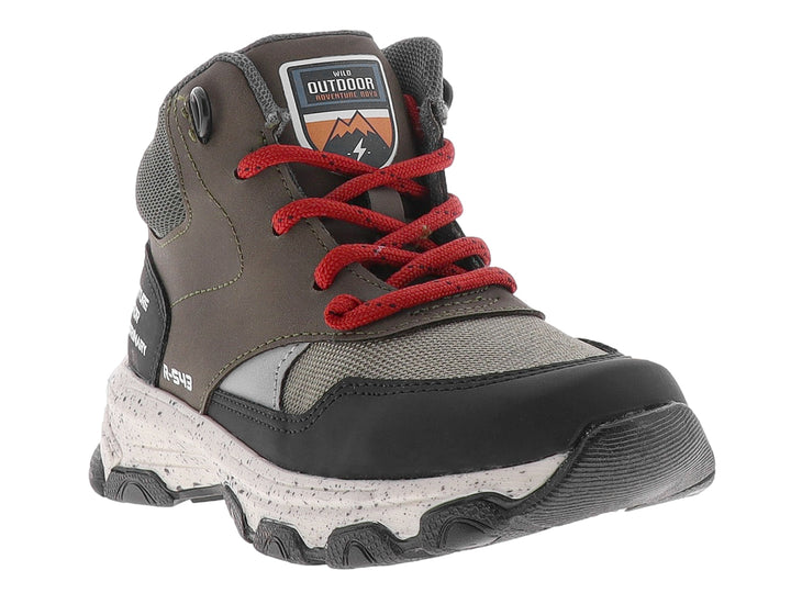 Bota infantil color olivo con detalles en negro y cordones rojos, estilo senderismo.