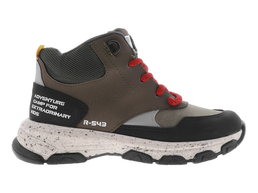 Bota infantil color olivo con detalles en negro y cordones rojos, estilo senderismo.