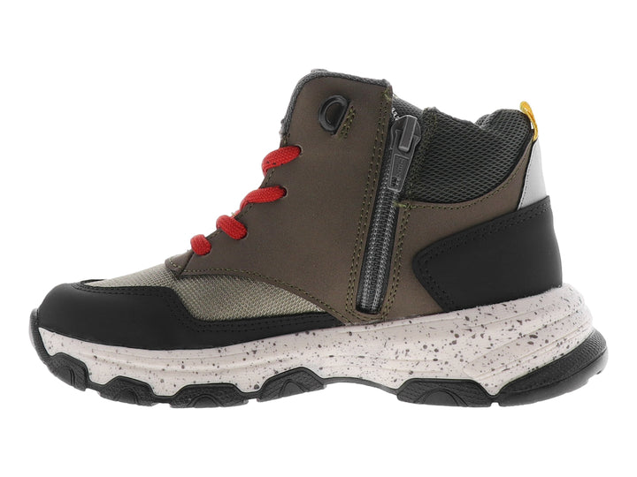Bota infantil color olivo con detalles en negro y cordones rojos, estilo senderismo.