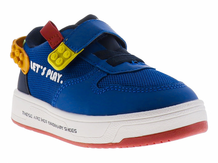 Tenis infantiles color azul cobalto con detalles amarillos y rojos y suela blanca.