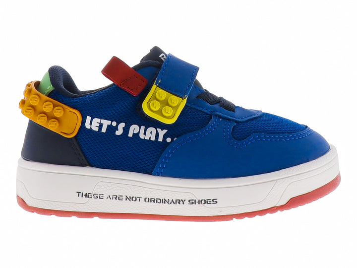 Tenis infantiles color azul cobalto con detalles amarillos y rojos y suela blanca.