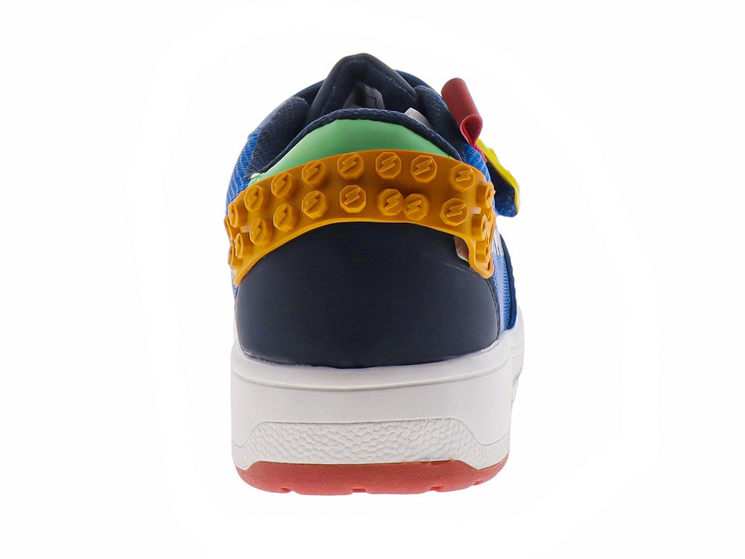 Tenis infantiles color azul cobalto con detalles amarillos y rojos y suela blanca.