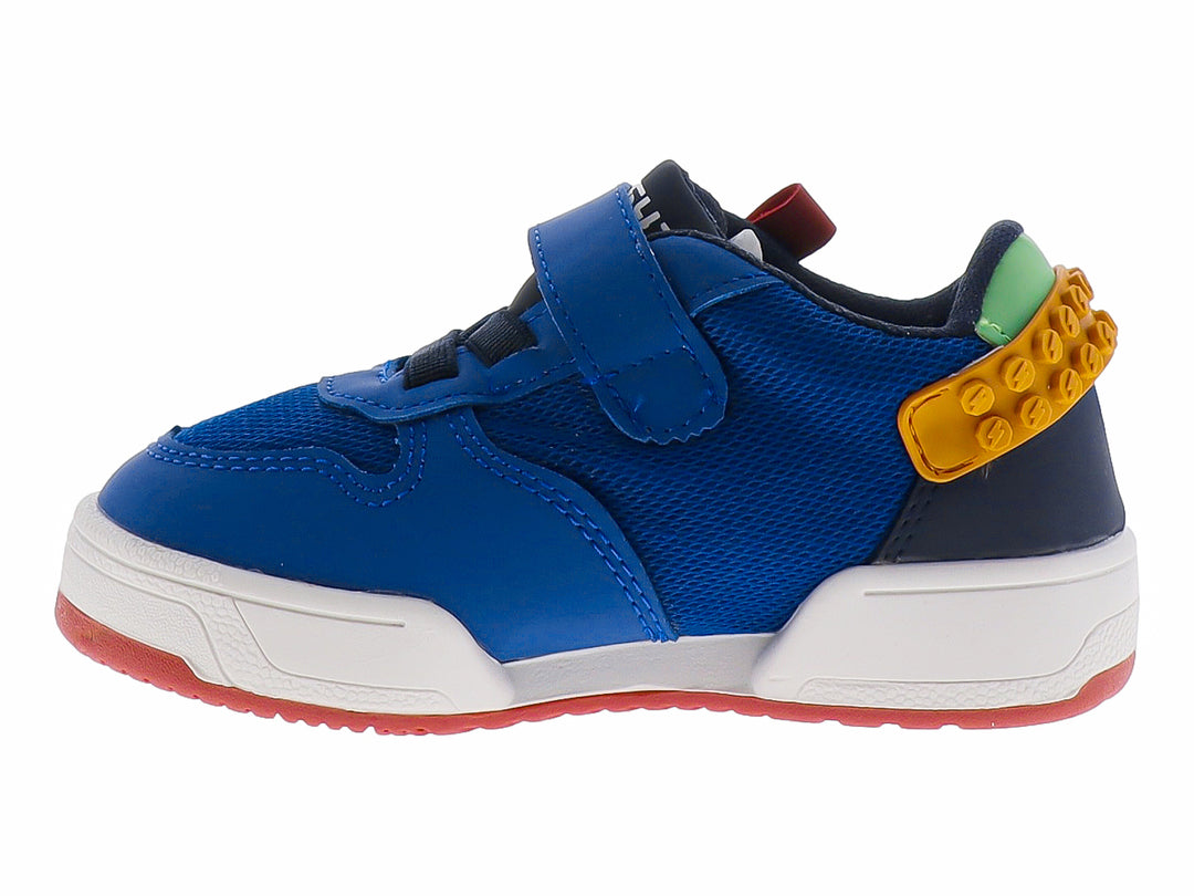 Tenis infantiles color azul cobalto con detalles amarillos y rojos y suela blanca.