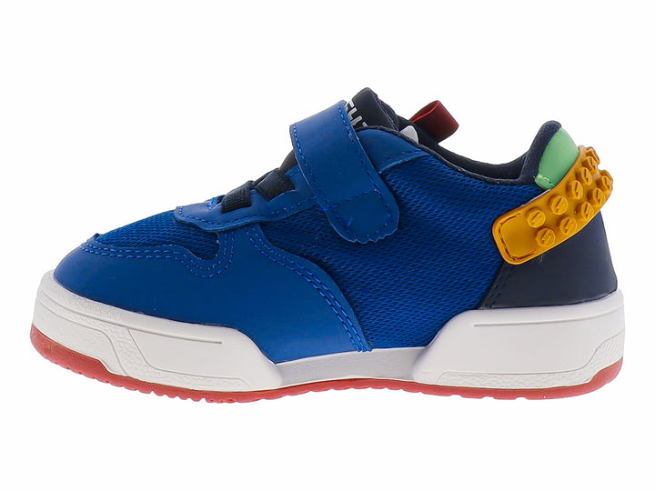 Tenis infantiles color azul cobalto con detalles amarillos y rojos y suela blanca.