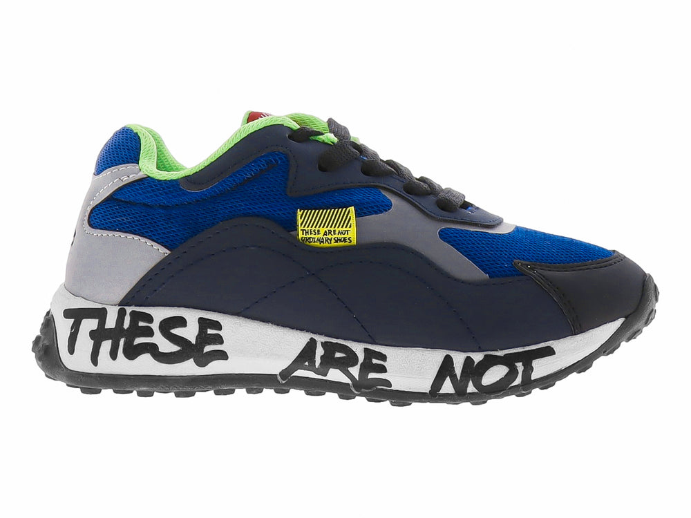 Zapato deportivo infantil color azul cobalto con detalles en blanco, negro y verde lima.