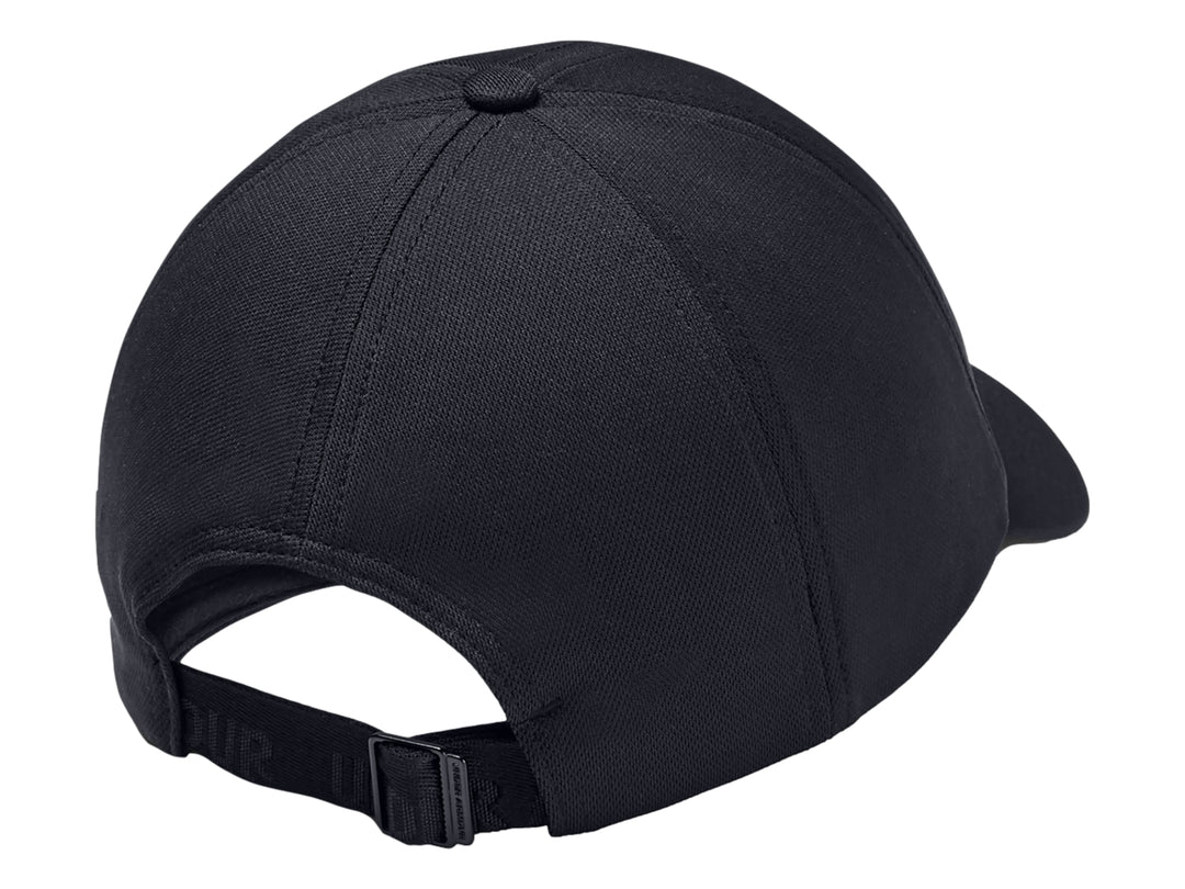 Gorra deportiva Under Armour de color negro con logotipo bordado en el centro y visera curva.