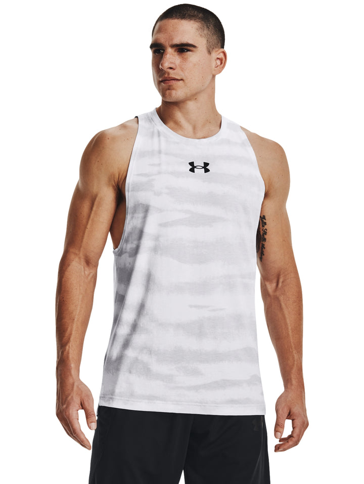 Hombre vistiendo camiseta sin mangas blanca con estampado sutil de Under Armour.