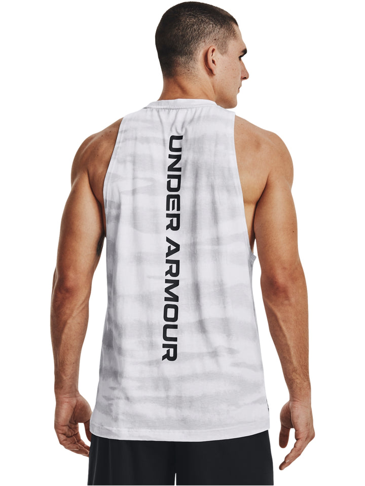 Hombre vistiendo camiseta sin mangas blanca con estampado sutil de Under Armour.