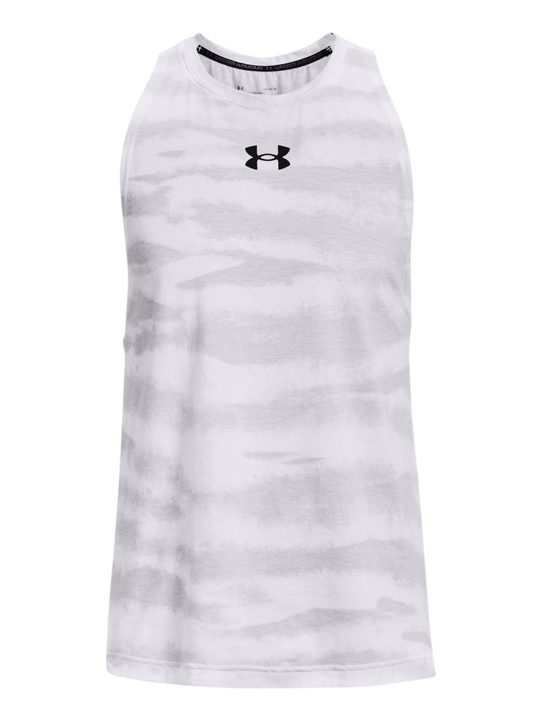 Hombre vistiendo camiseta sin mangas blanca con estampado sutil de Under Armour.