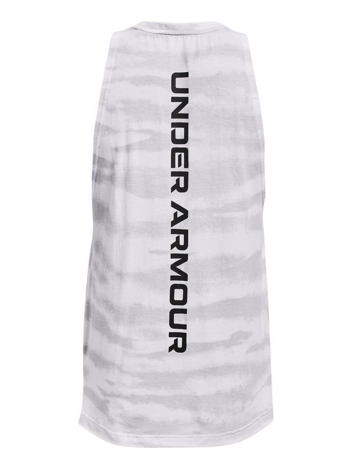 Hombre vistiendo camiseta sin mangas blanca con estampado sutil de Under Armour.