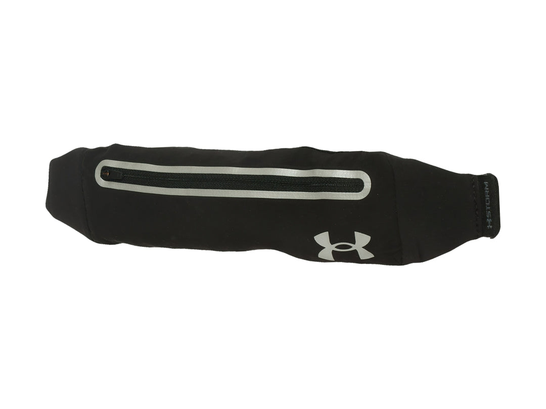 Cinturón deportivo Under Armour negro con bolsillo frontal con cierre y detalles reflectantes blancos.