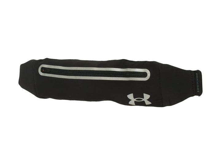 Cinturón deportivo Under Armour negro con bolsillo frontal con cierre y detalles reflectantes blancos.