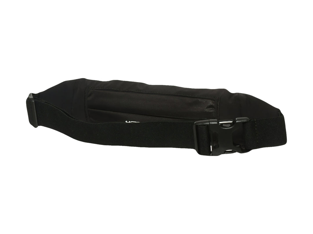 Cinturón deportivo Under Armour negro con bolsillo frontal con cierre y detalles reflectantes blancos.