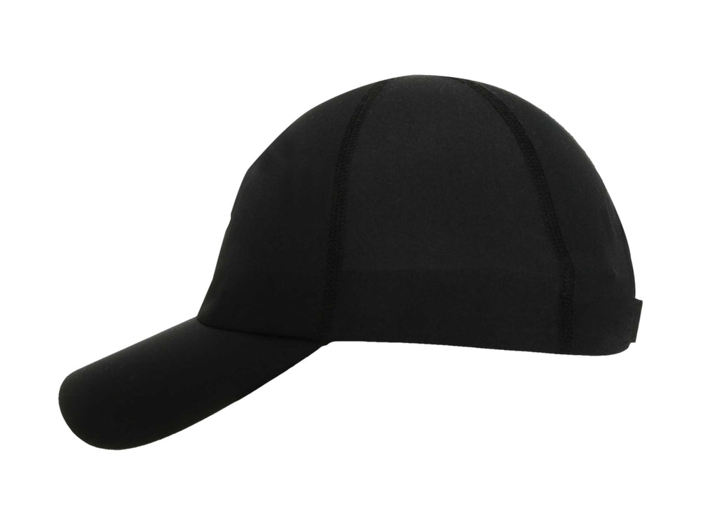 Gorra deportiva Under Armour de color negro con logotipo blanco en el frente y visera curva.
