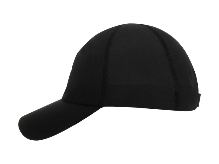 Gorra deportiva Under Armour de color negro con logotipo blanco en el frente y visera curva.