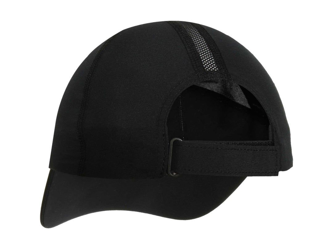 Gorra deportiva Under Armour de color negro con logotipo blanco en el frente y visera curva.