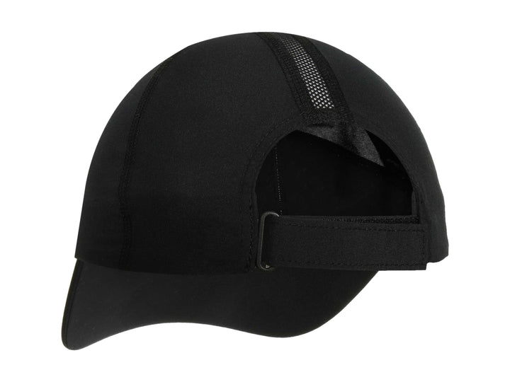 Gorra deportiva Under Armour de color negro con logotipo blanco en el frente y visera curva.