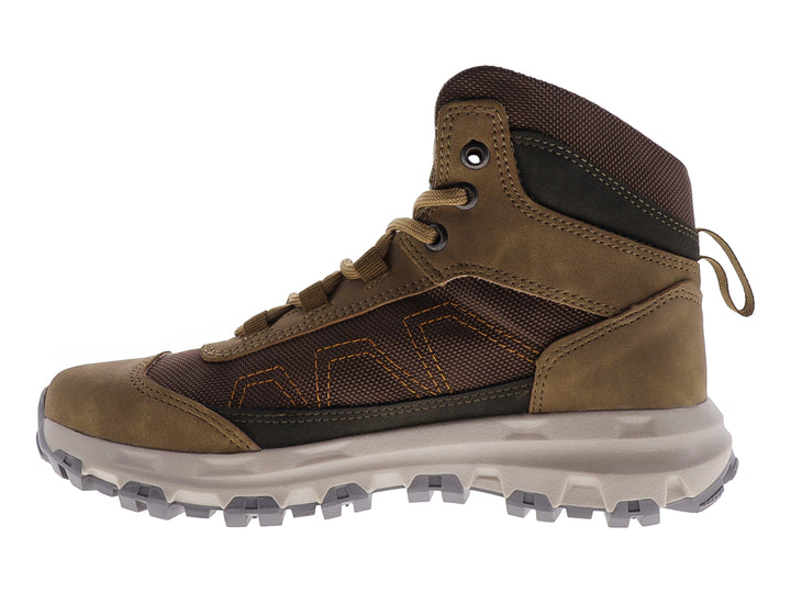Botas color café de la marca Green Love con detalles en malla y suela gris robusta.