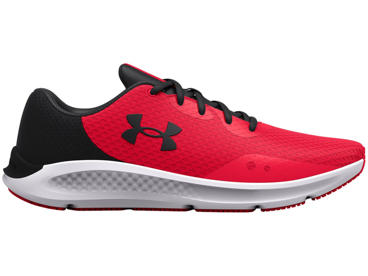Tenis deportivos Under Armour Charged Pursuit 3 en color rojo con detalles en negro y suela blanca.