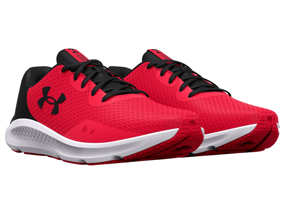 Tenis deportivos Under Armour Charged Pursuit 3 en color rojo con detalles en negro y suela blanca.