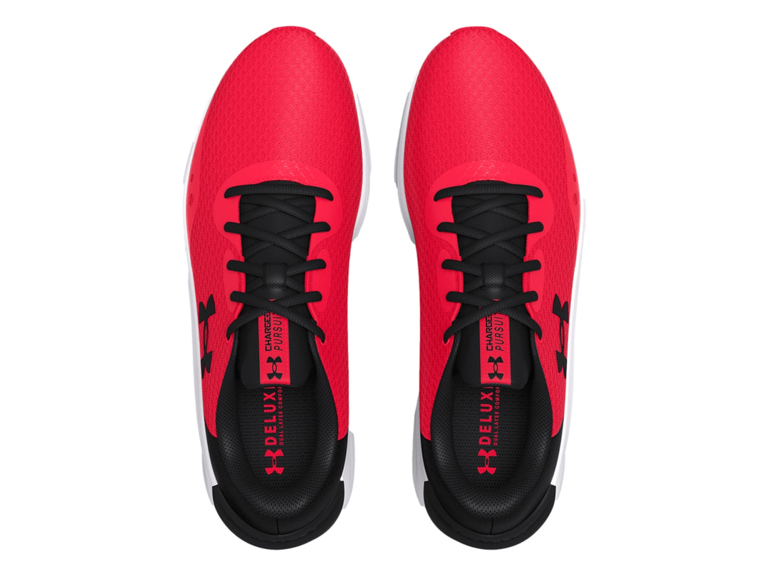 Tenis deportivos Under Armour Charged Pursuit 3 en color rojo con detalles en negro y suela blanca.