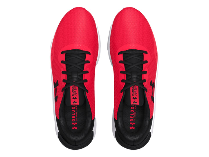 Tenis deportivos Under Armour Charged Pursuit 3 en color rojo con detalles en negro y suela blanca.