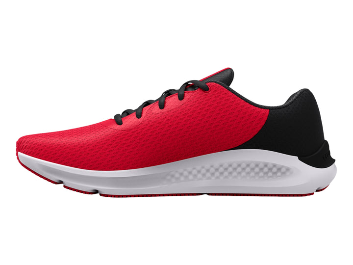 Tenis deportivos Under Armour Charged Pursuit 3 en color rojo con detalles en negro y suela blanca.