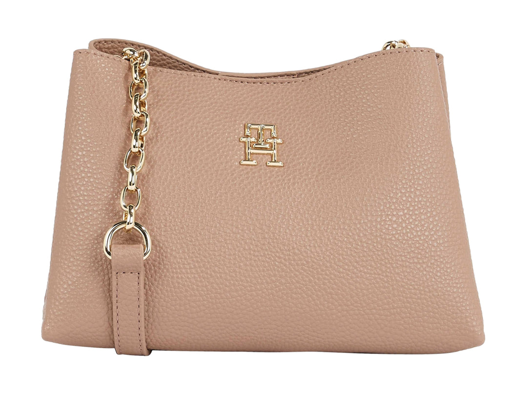 Bolso Tommy Hilfiger color beige con textura graneada, cadena dorada y logo metálico frontal.