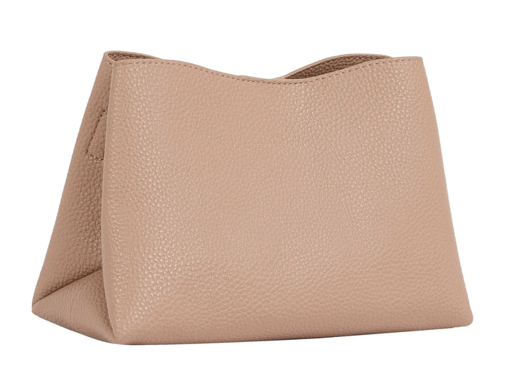 Bolso Tommy Hilfiger color beige con textura graneada, cadena dorada y logo metálico frontal.