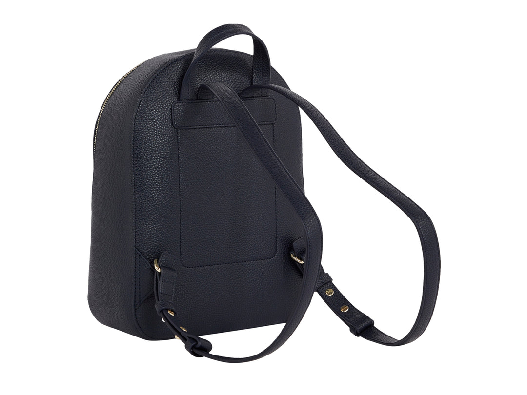 Mujer con mochila azul marino con franja vertical blanca y roja de Tommy Hilfiger.