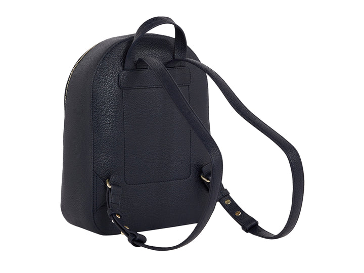Mujer con mochila azul marino con franja vertical blanca y roja de Tommy Hilfiger.