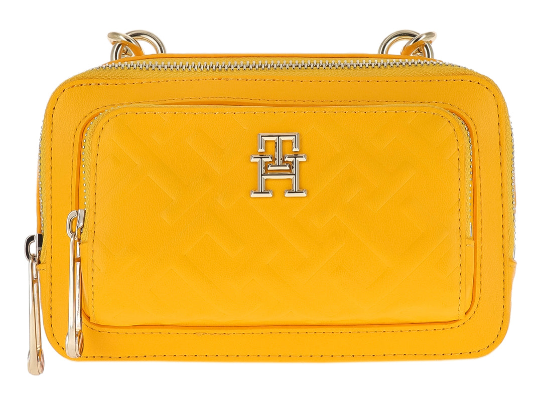 Bolsa pequeña amarilla de Tommy Hilfiger con detalles dorados y textura en relieve.
