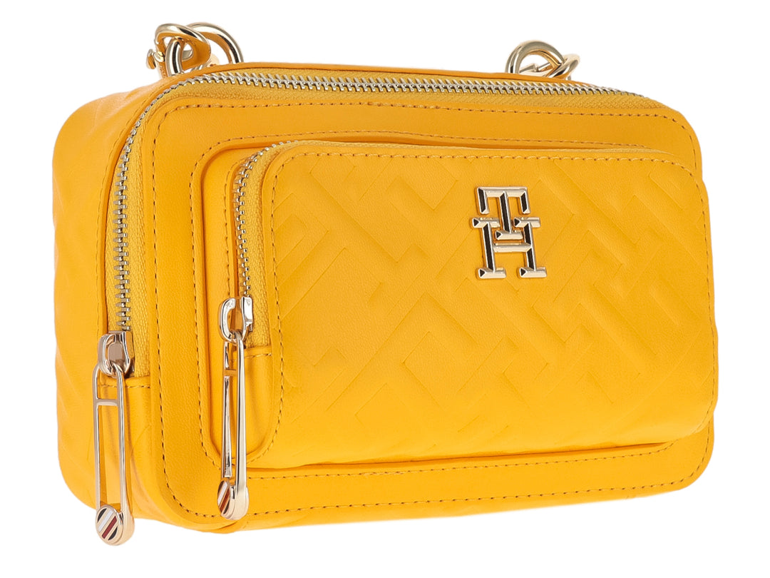 Bolsa pequeña amarilla de Tommy Hilfiger con detalles dorados y textura en relieve.