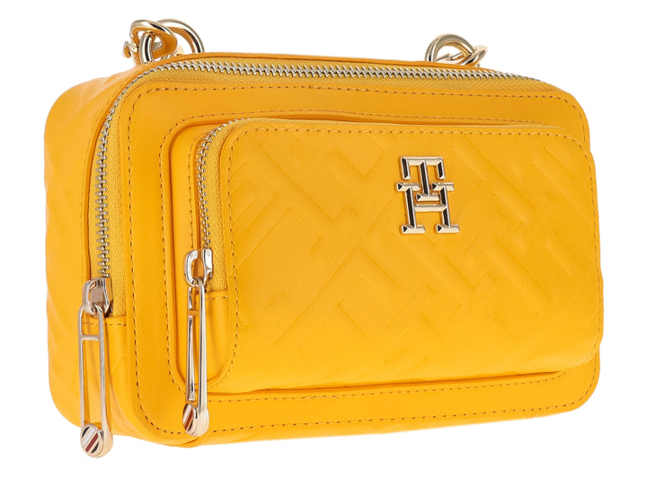 Bolsa pequeña amarilla de Tommy Hilfiger con detalles dorados y textura en relieve.