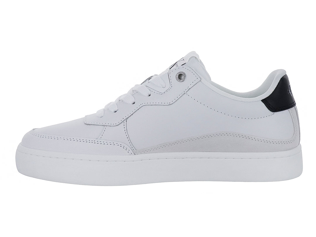 Tenis Calvin Klein blancos de cuero con detalle negro en el talón y suela blanca ancha.
