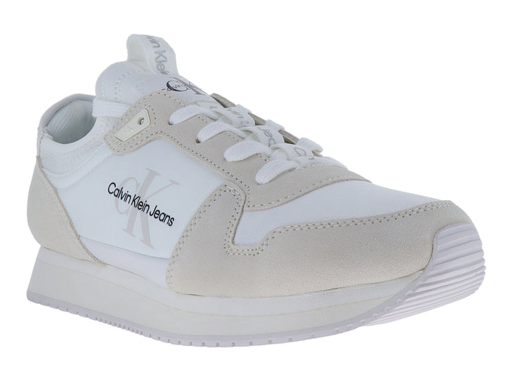 Tenis Calvin Klein en colores blanco y marfil con agujetas y suela blanca.