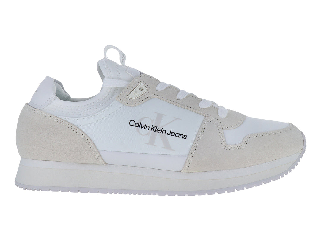 Tenis Calvin Klein en colores blanco y marfil con agujetas y suela blanca.