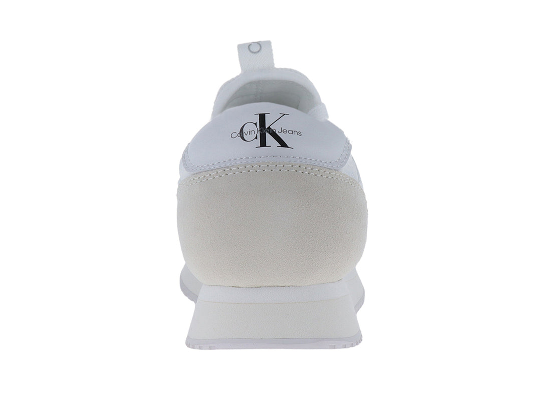 Tenis Calvin Klein en colores blanco y marfil con agujetas y suela blanca.
