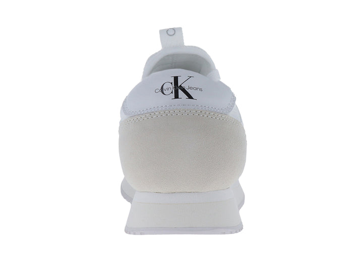Tenis Calvin Klein en colores blanco y marfil con agujetas y suela blanca.
